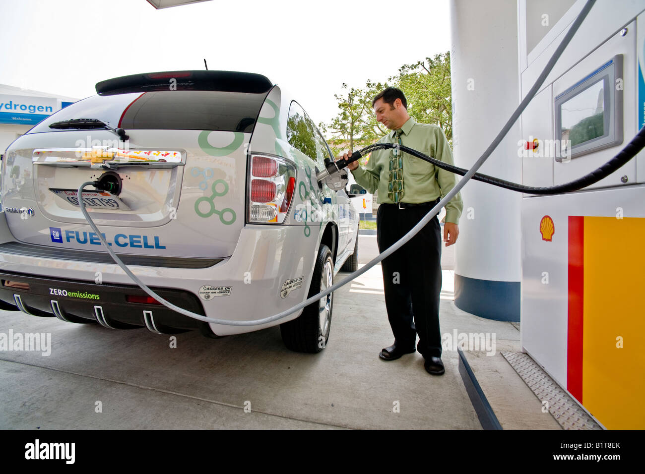 Driver a una pompa di idrogeno a Los Angeles la stazione di gas si prepara a riempire il serbatoio di carburante di un futuristico zero emission Chevrolet Foto Stock