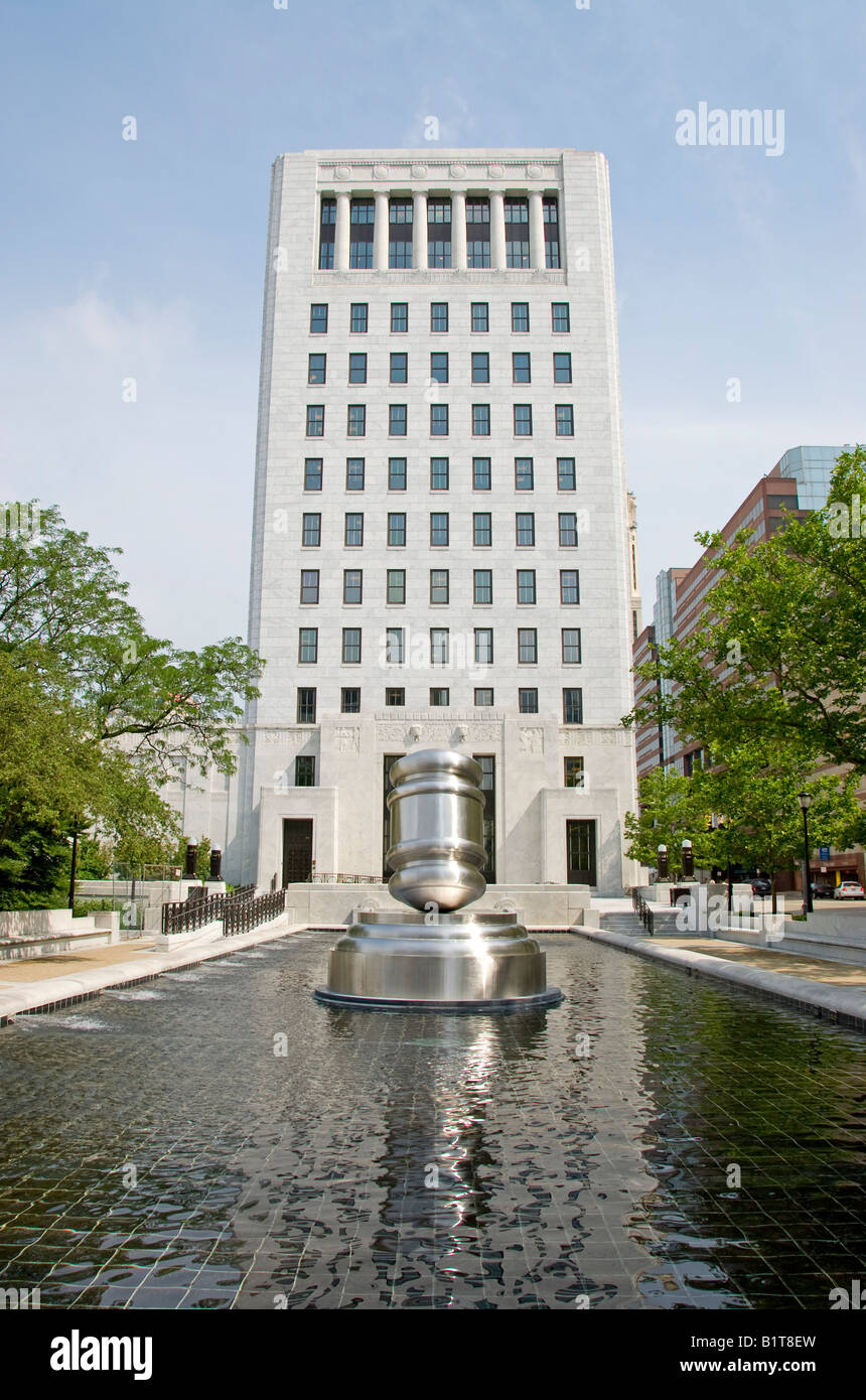 COLUMBUS, Ohio, Stati Uniti: L'edificio del tribunale di Columbus con una grande scultura di martelletto in primo piano, situata in una fontana. Questa straordinaria opera d'arte in acciaio inossidabile simboleggia la giustizia ed è situata presso l'Ohio Judicial Center, sede della Corte Suprema dell'Ohio. Foto Stock