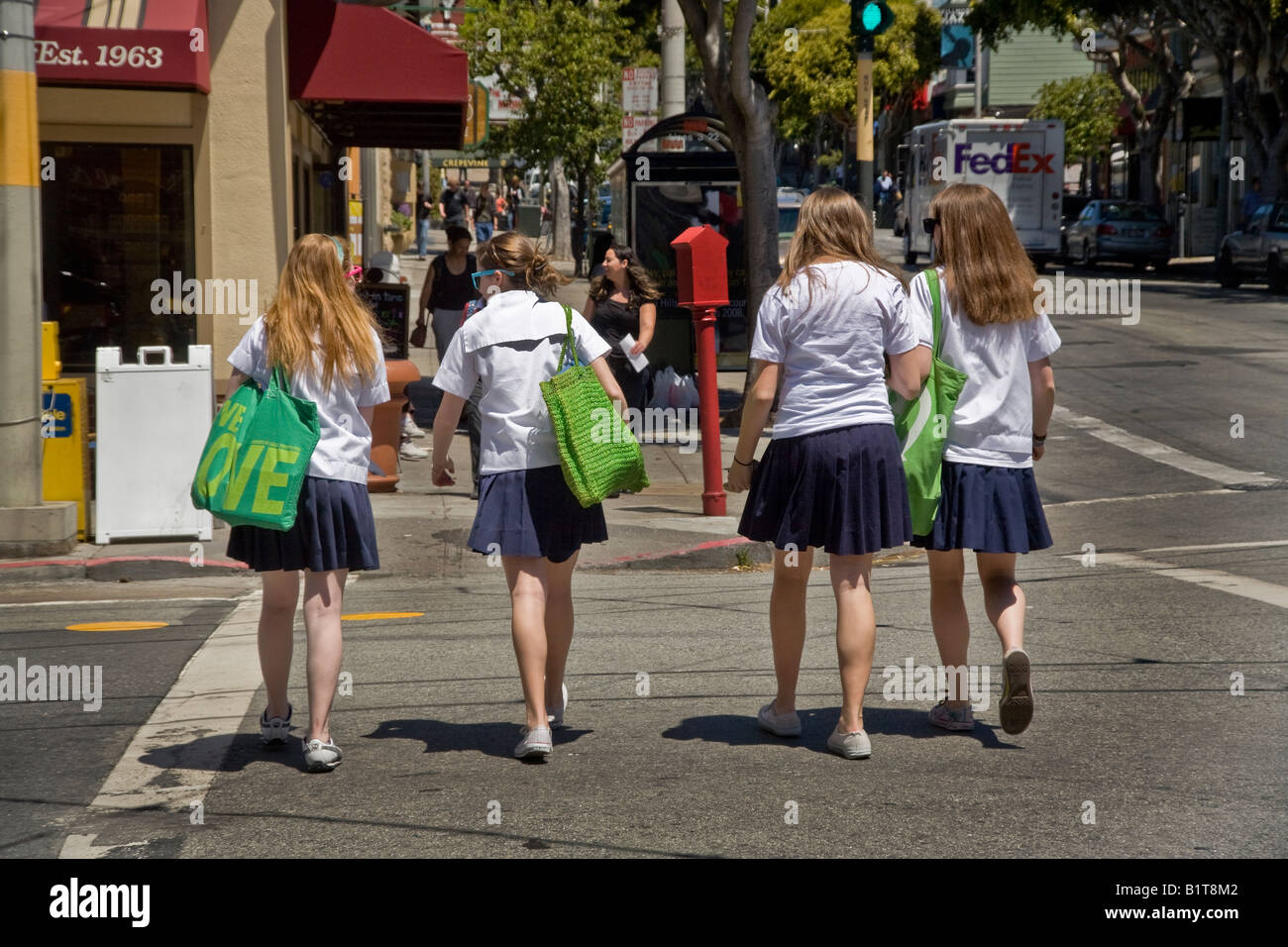 Ragazze in uniforme da un privato ragazza di alta scuola a piedi su Fillmore Street di San Francisco Foto Stock