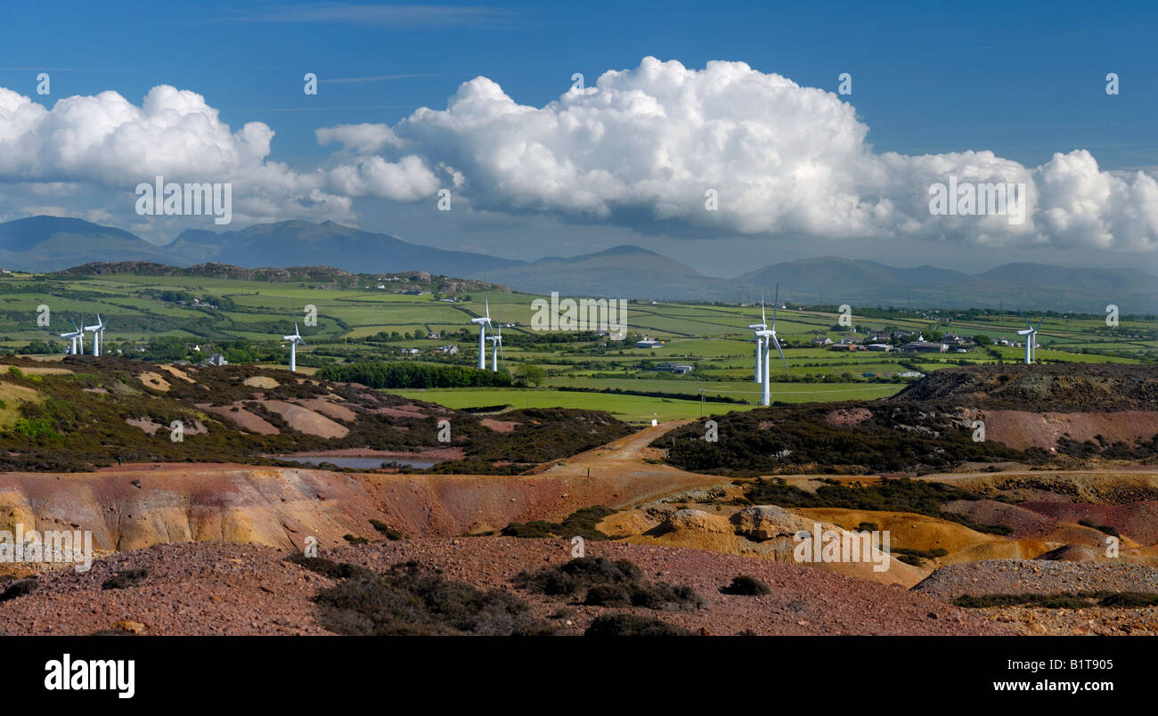 Vista di turbine eoliche e le montagne di Snowdonia da Parys Mountain Anglesey Wales UK Foto Stock