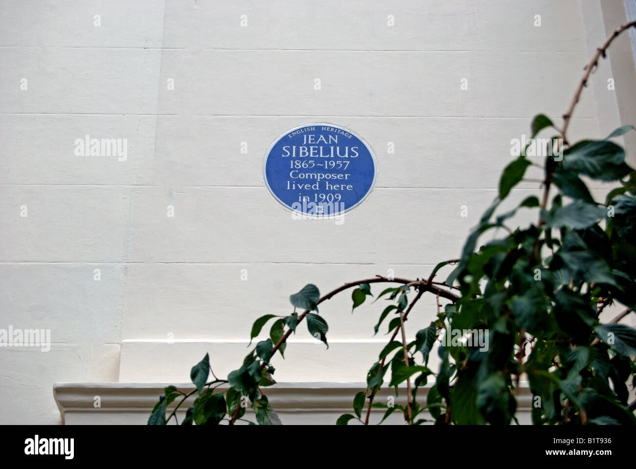 Targa blu segnando una ex casa del compositore finlandese Jean Sibelius, in Gloucester a piedi, Kensington, Londra, Inghilterra Foto Stock