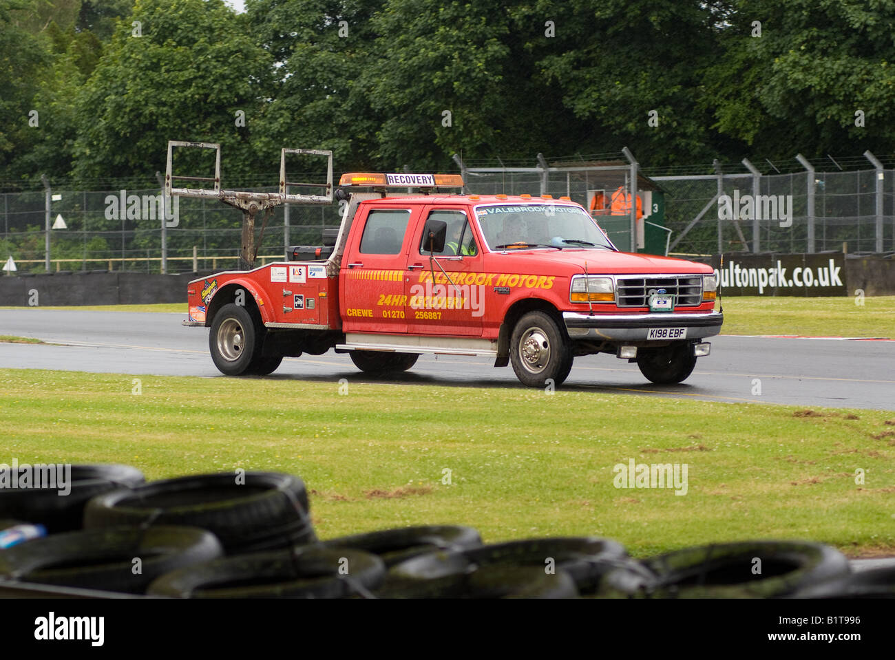 Ford ripartizione di recupero carrello immesso nel circuito dal pit Road ad Oulton Park Motor Racing via Cheshire England Regno Unito Foto Stock