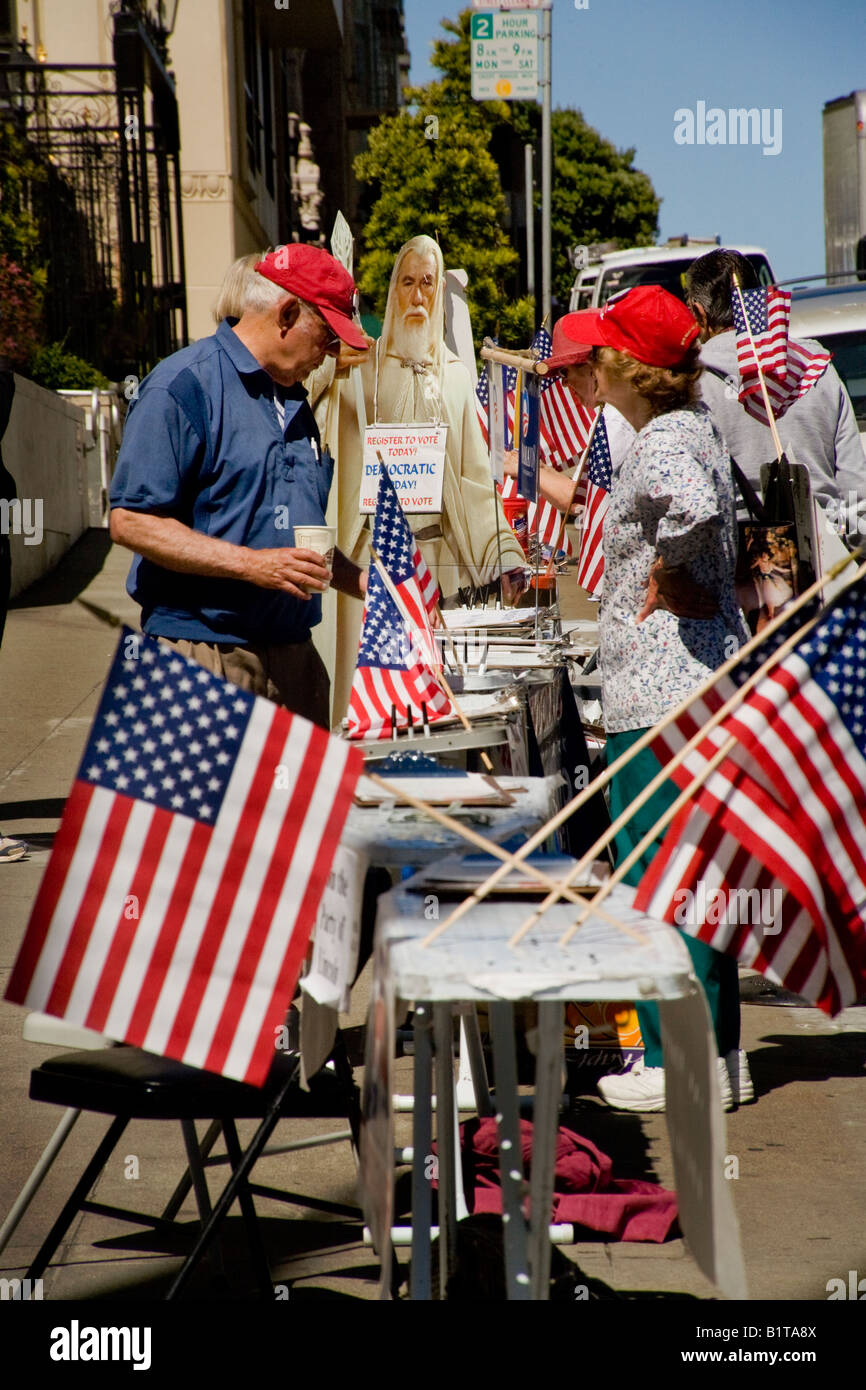I membri anziani della chiesa locale il personale del gruppo un marciapiede la registrazione degli elettori drive in San Francisco nota figura di esclusione Foto Stock