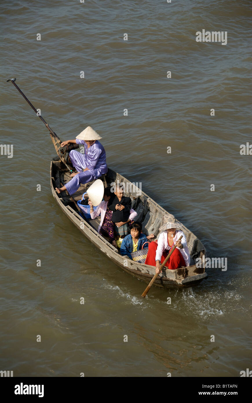 Famiglia in barca Cai Rang Mercato Galleggiante lungo il delta del Mekong Il Vietnam Foto Stock