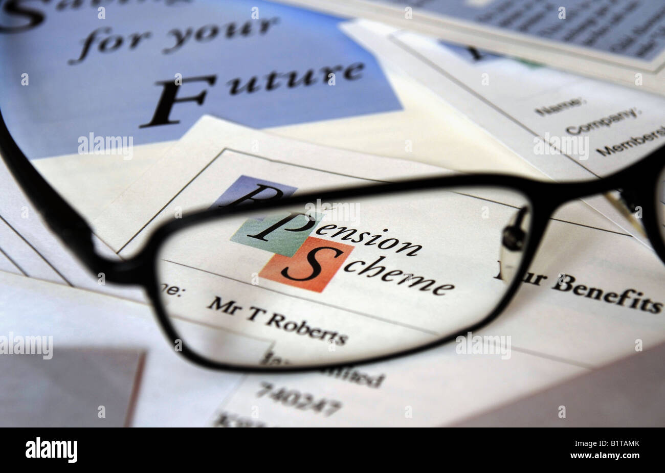 Società britannica IL REGIME PENSIONISTICO documenti con occhiali,UK. Foto Stock