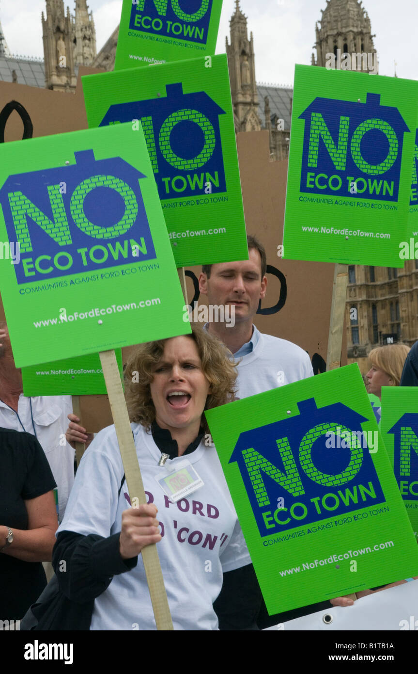 Manifestanti contro un eco-città a Ford, West Sussex con striscioni e cartelloni fuori le case del Parlamento alla eco-town hall Foto Stock