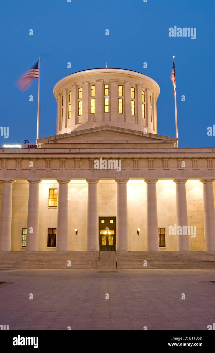 Ohio Statehouse facciata ovest Columbus Ohio // COLUMBUS, Ohio - Una vista dell'Ohio Statehouse (edificio del Campidoglio dell'Ohio) a Columbus, Ohio, al crepuscolo. Questa è la facciata ovest, come si vede da Capitol Square. L'Ohio Statehouse è la sede del governo dell'Ohio. Con un'architettura revival greca, l'edificio fu costruito dal 1839 al 1861 e rimane uno dei più antichi statehouse funzionanti. Presenta un'insolita torretta conica piuttosto che una cupola come molti altri stati hanno. Foto Stock