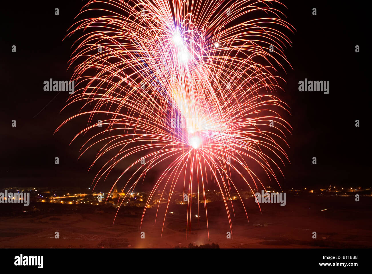 Fuochi d'artificio per festeggiare la festa di San Pietro e di San Paolo di Nadur, Gozo Foto Stock