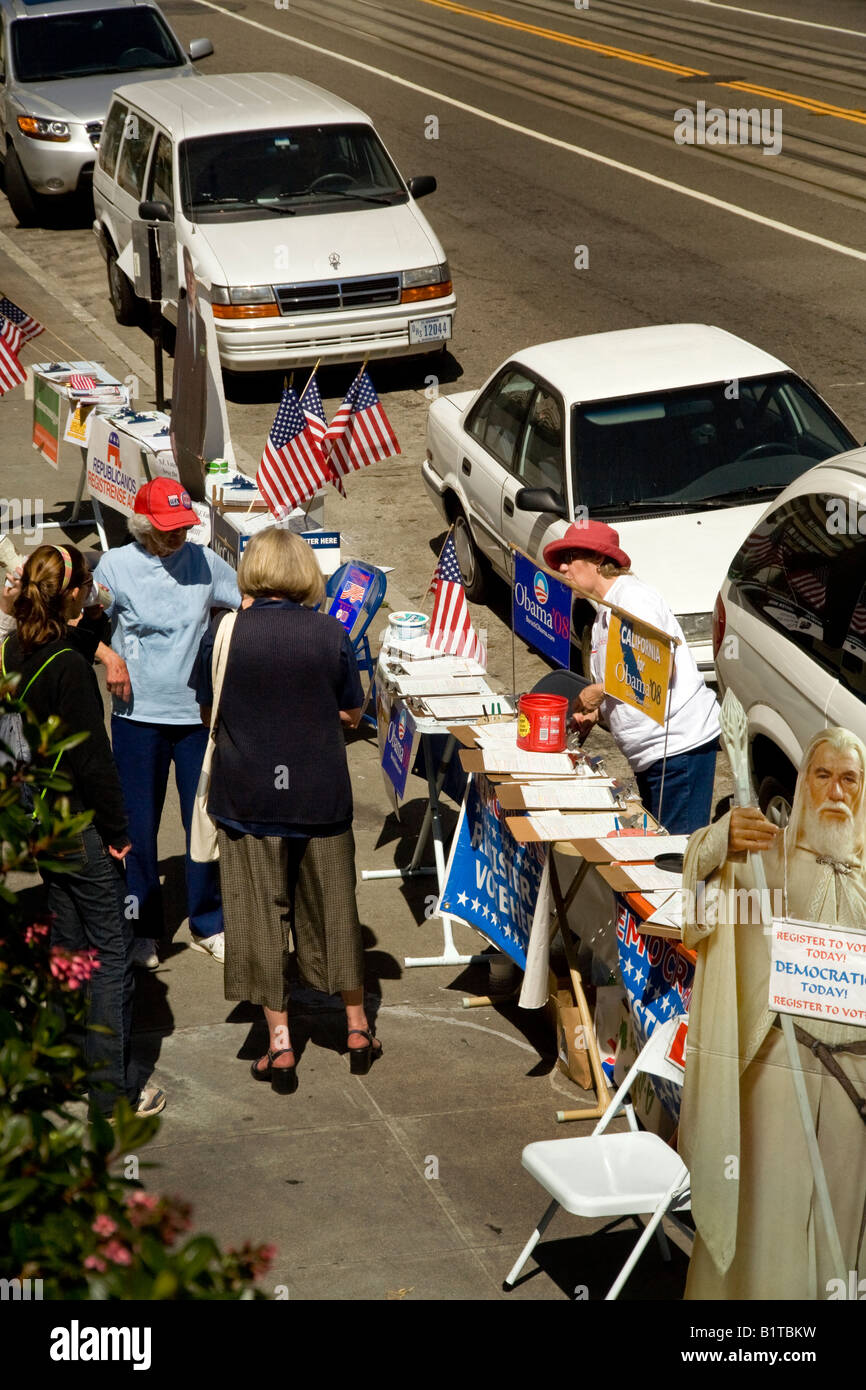 I membri anziani della chiesa locale il personale del gruppo un marciapiede la registrazione degli elettori drive in San Francisco nota figura di esclusione Foto Stock