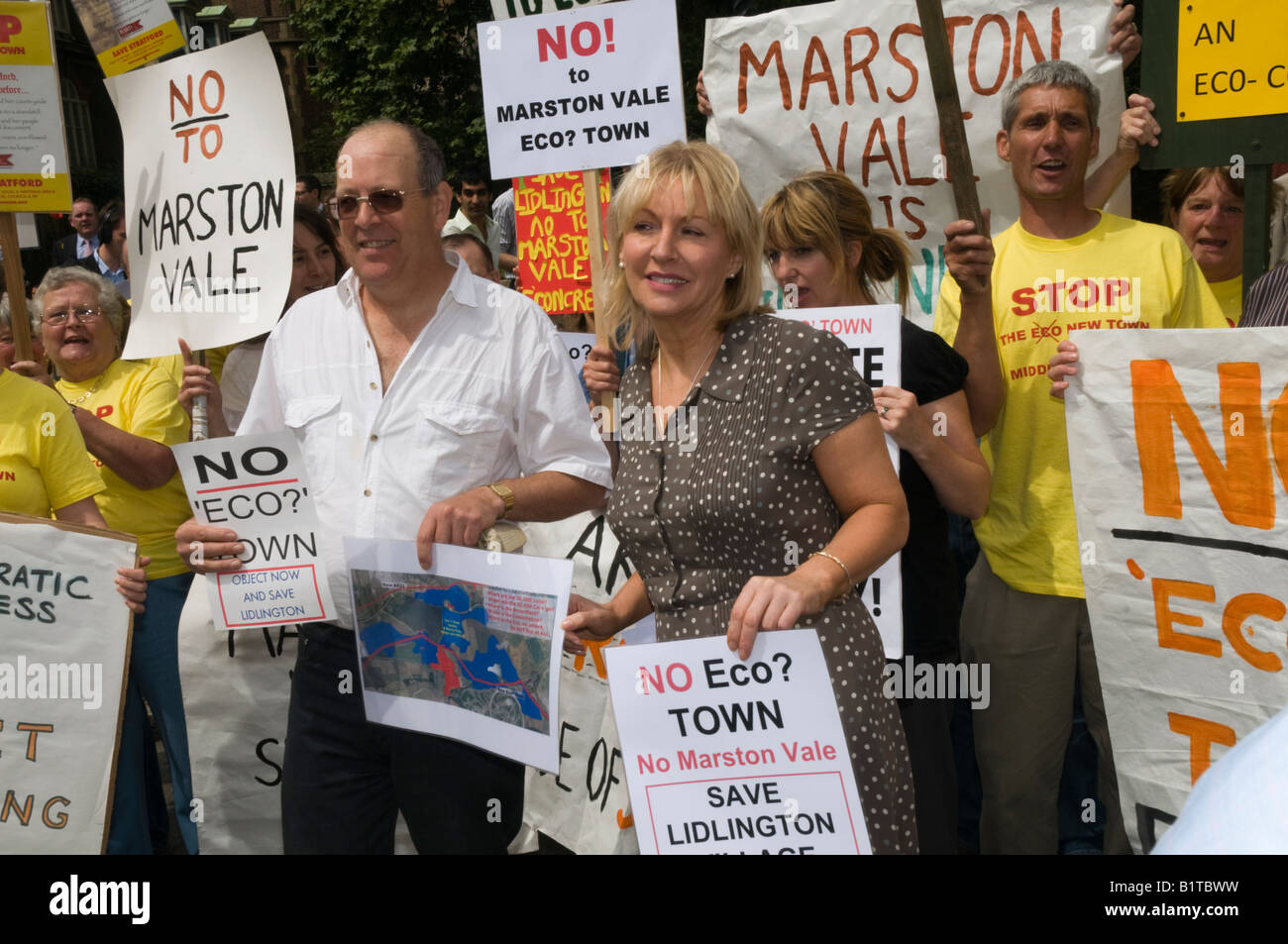 Manifestanti contro un eco-città a Marston Vale, letti, con striscioni e cartelloni fuori le case del Parlamento alla eco-town hall Foto Stock