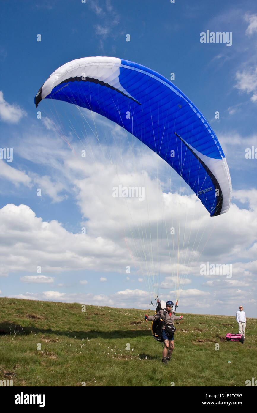 Para pilota di parapendio Gary pronti a prendere il via dal bordo Buckstones Foto Stock