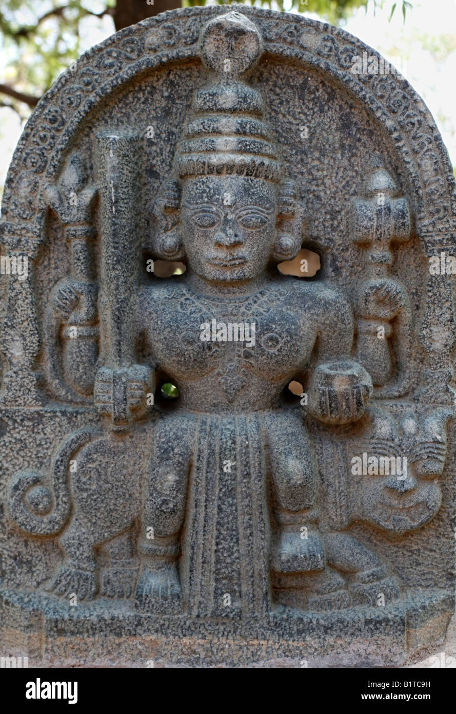 Xv secolo la statua della dea Indù Durga , Hampi , Karnataka , India Foto Stock