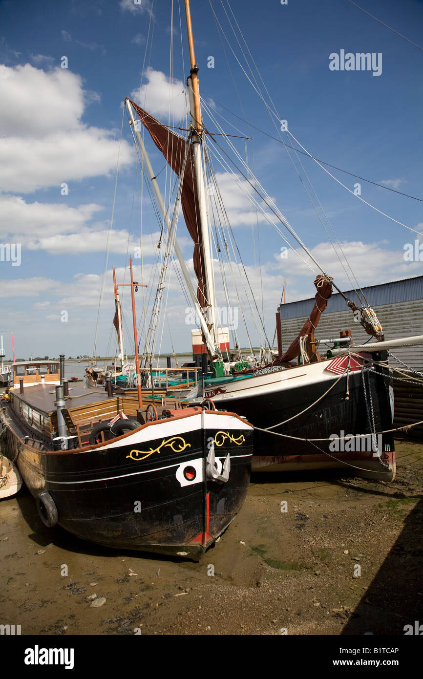 Thames chiatte a vela in attesa di essere rimontato Foto Stock