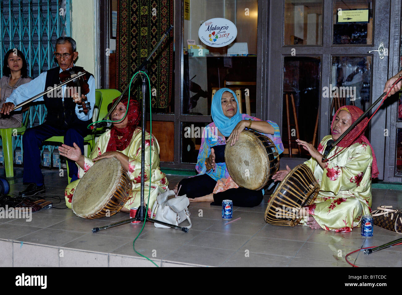 Il malese musicisti di suonare durante la torta della luna festival il falegname Street, Kuching, Sarawak, Malaysia Foto Stock