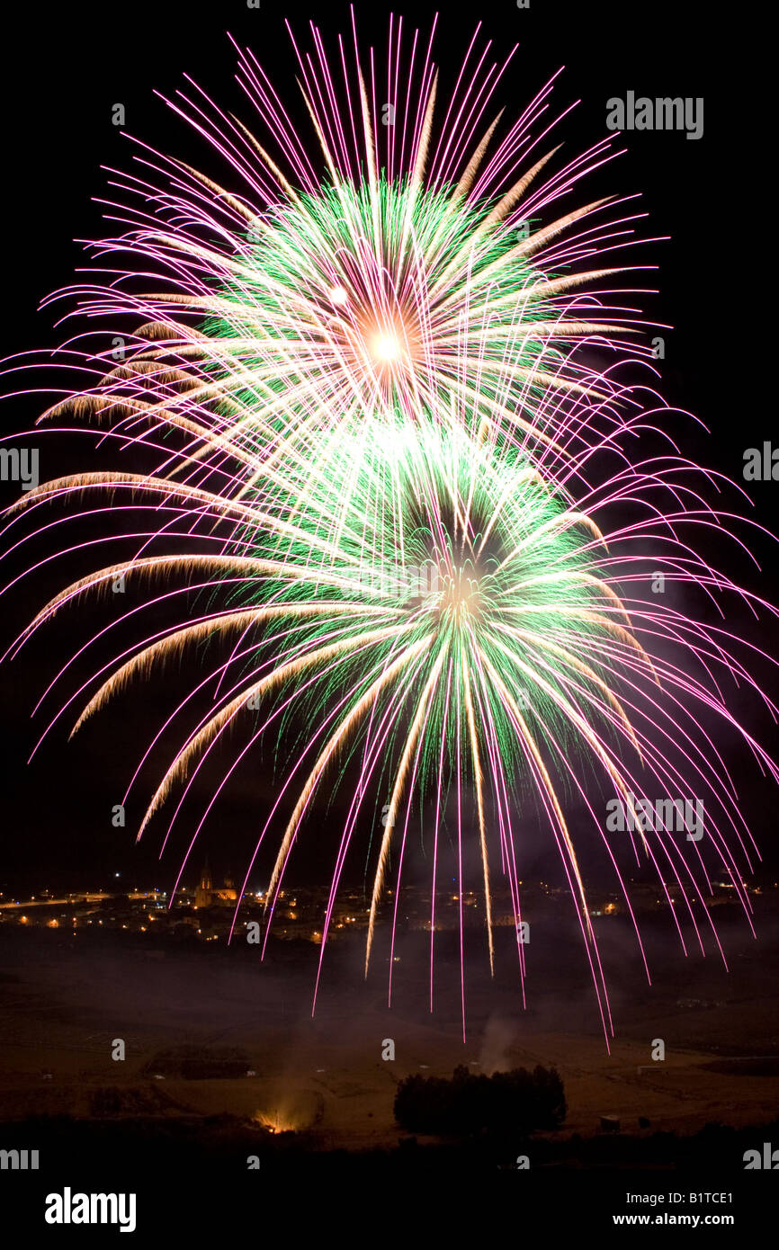 Fuochi d'artificio durante la festa di San Pietro e di San Paolo, Nadur, Gozo Foto Stock