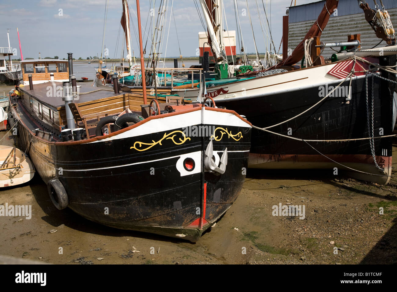 Thames chiatte a vela ormeggiata presso heybridge basin, in attesa di essere ripristinata e riattaccato Foto Stock