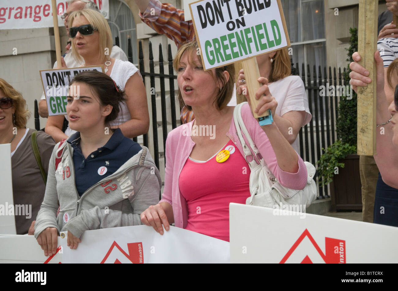 Manifestanti contro un eco-città a Hanley Grange, Cambs con striscioni e cartelloni fuori le case del Parlamento alla eco-town hall Foto Stock
