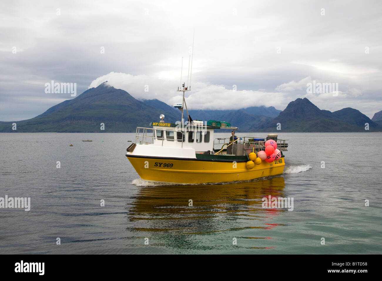 Barca per la pesca di gamberi, langoustine o gamberi scozzesi della baia di Dublino, Loch Scavaig, montagne Elgol e Cuillin, Isola di Skye, Scozia, Regno Unito Foto Stock