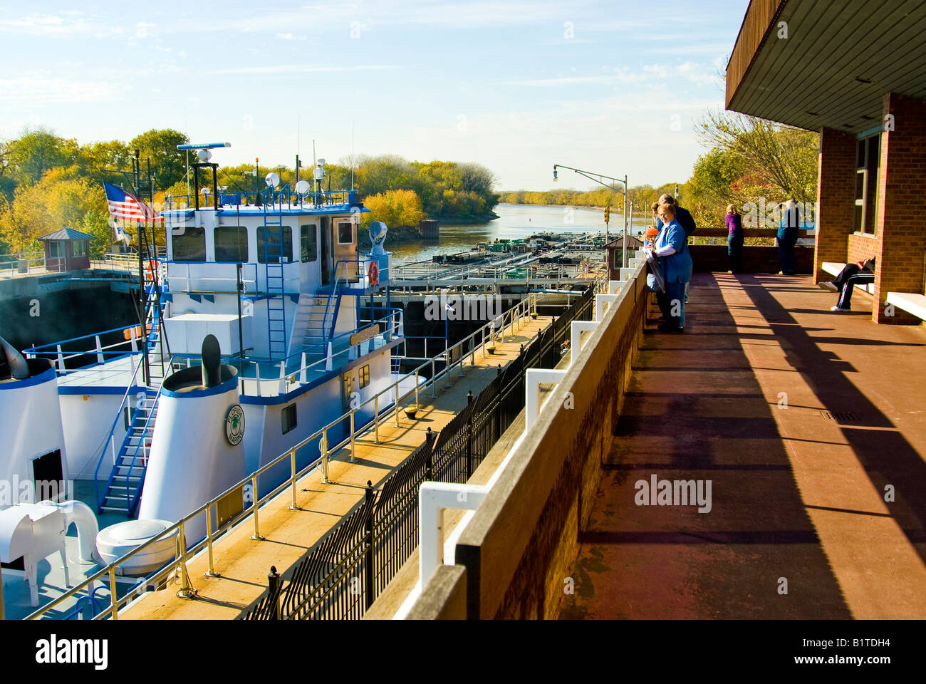 Illinois River & fluviale si blocca e centro visitatori a Starved Rock,Illinois / John Roberts Rimorchiatore Foto Stock