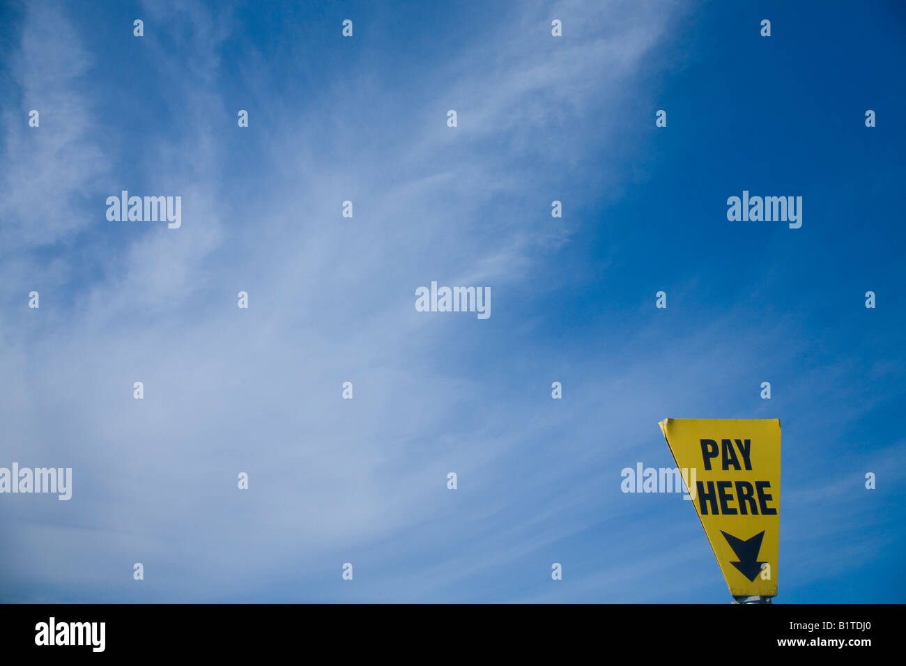 "Pagare qui' segno parcheggio nuovo cielo blu e nuvole bianche per il parcheggio auto a pagamento in Inghilterra UK GB Isole britanniche Foto Stock