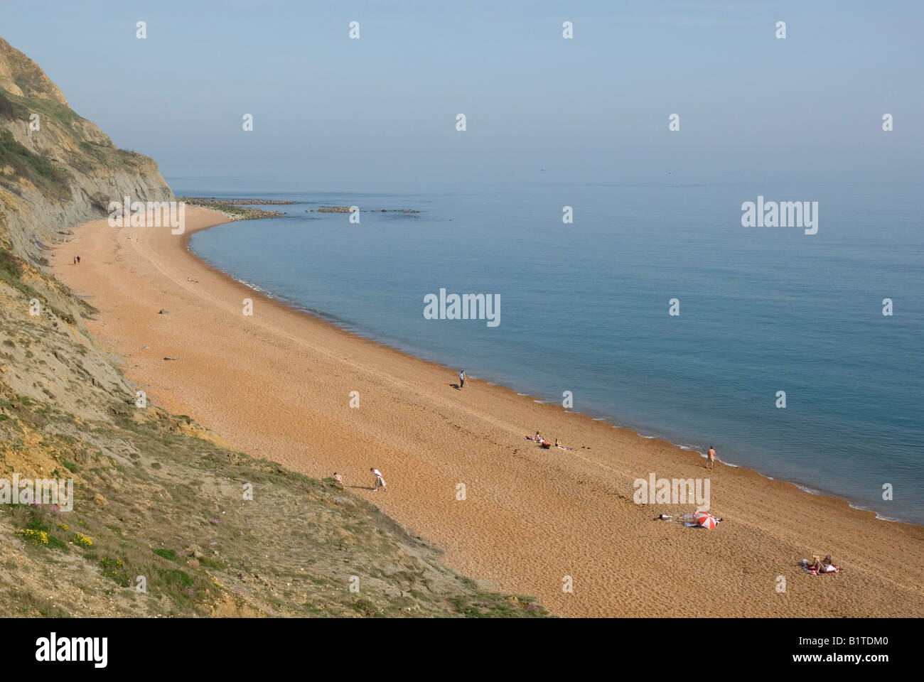 La gente sulla spiaggia, Seatown, Dorset, England, Regno Unito, Europa Foto Stock