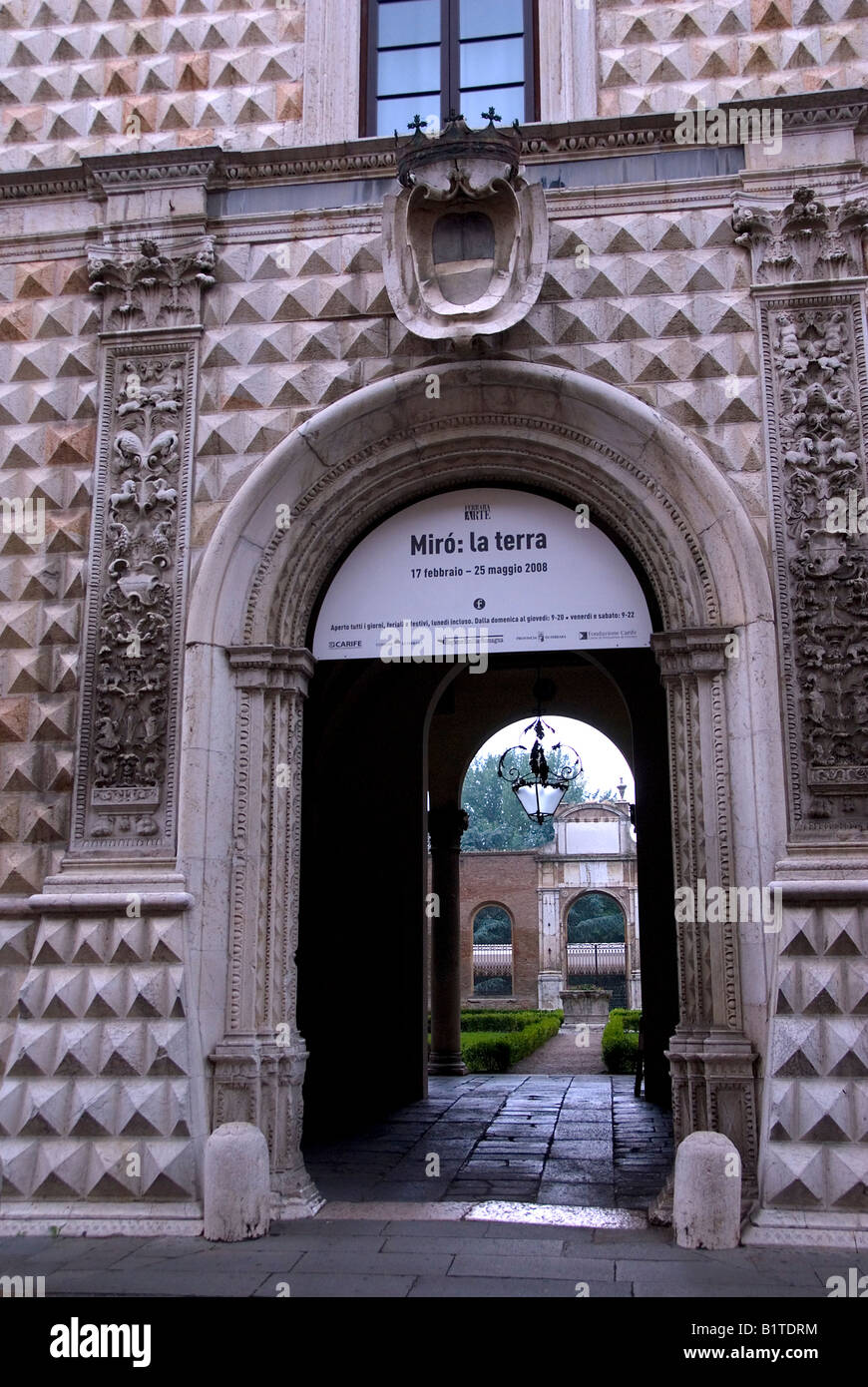 La porta e i dettagli architettonici del Palazzo dei Diamanti a Ferrara Italia Foto Stock