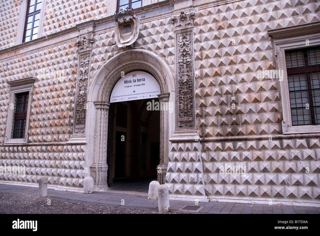 La porta e i dettagli architettonici del Palazzo dei Diamanti a Ferrara Italia Foto Stock