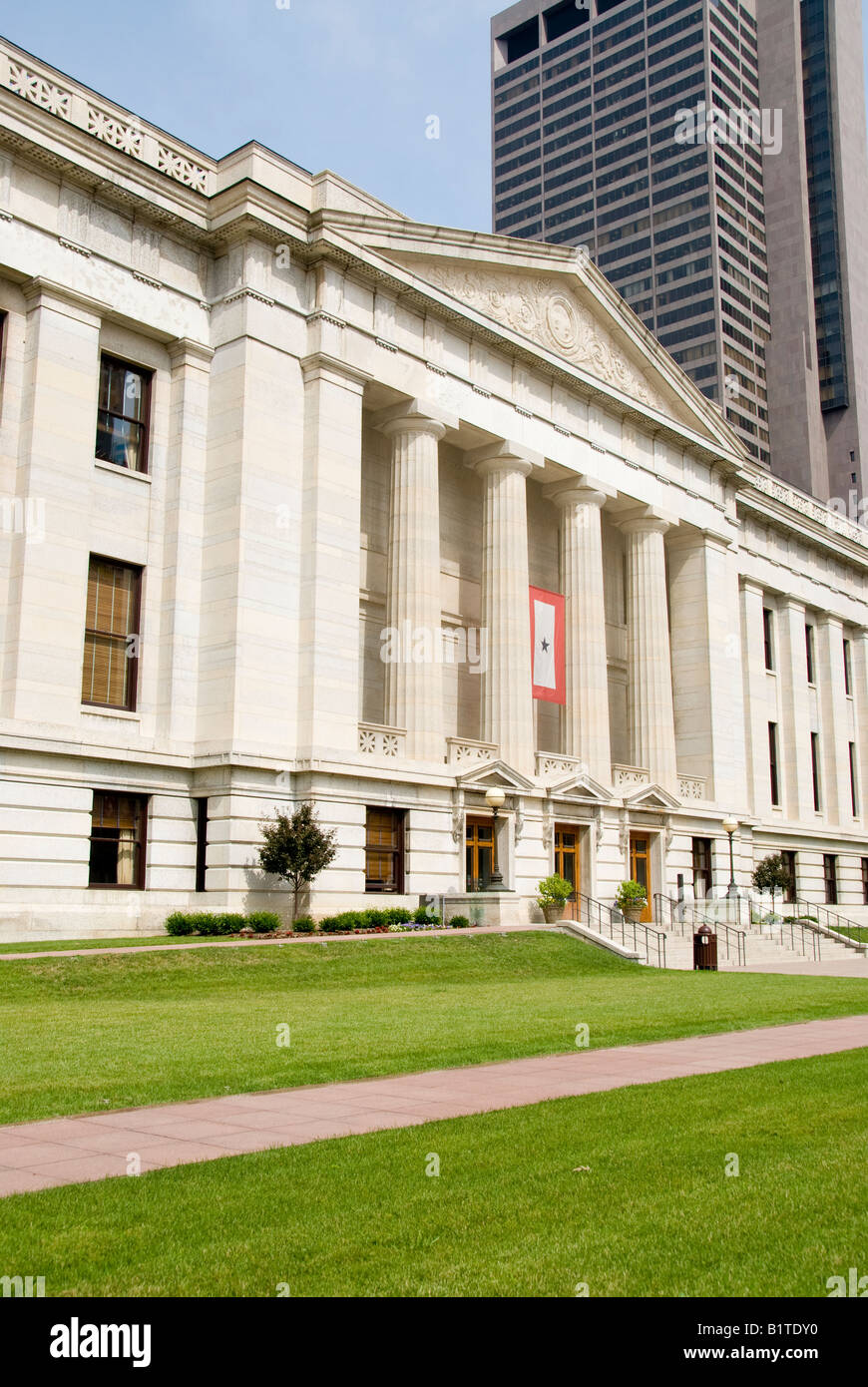 COLUMBUS, Ohio - l'architettura in stile revival greca dell'Ohio Statehouse si trova in primo piano nel centro di Columbus. La sua iconica facciata in pietra calcarea e la caratteristica cupola in rame riflettono gli ideali democratici americani del XIX secolo, che fungono sia da sede del governo statale che da simbolo della ricca eredità politica dell'Ohio. Foto Stock