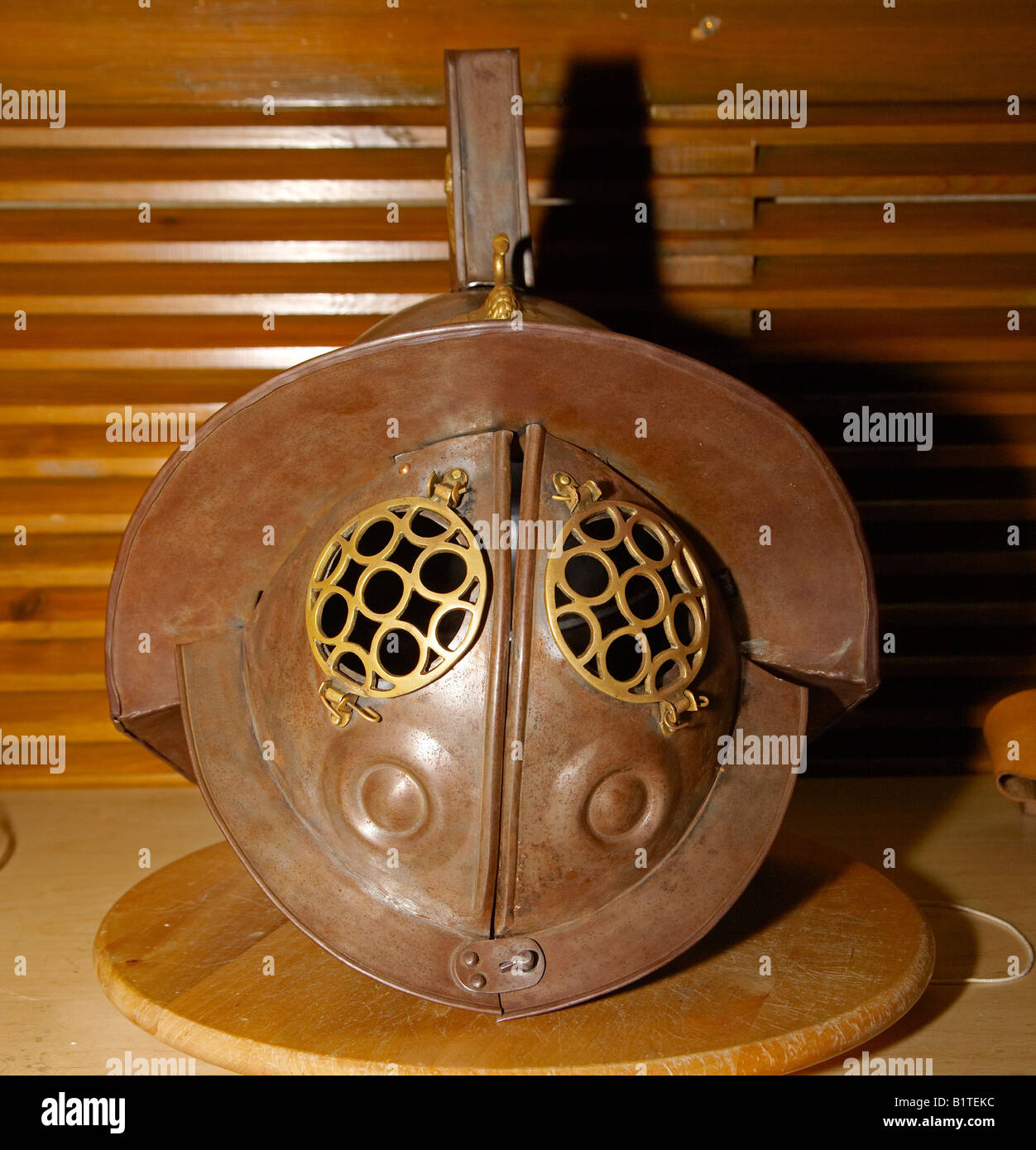 Elmo romano presentano a Caerleon Museo Romano, Caerleon, South Wales, Regno Unito Foto Stock