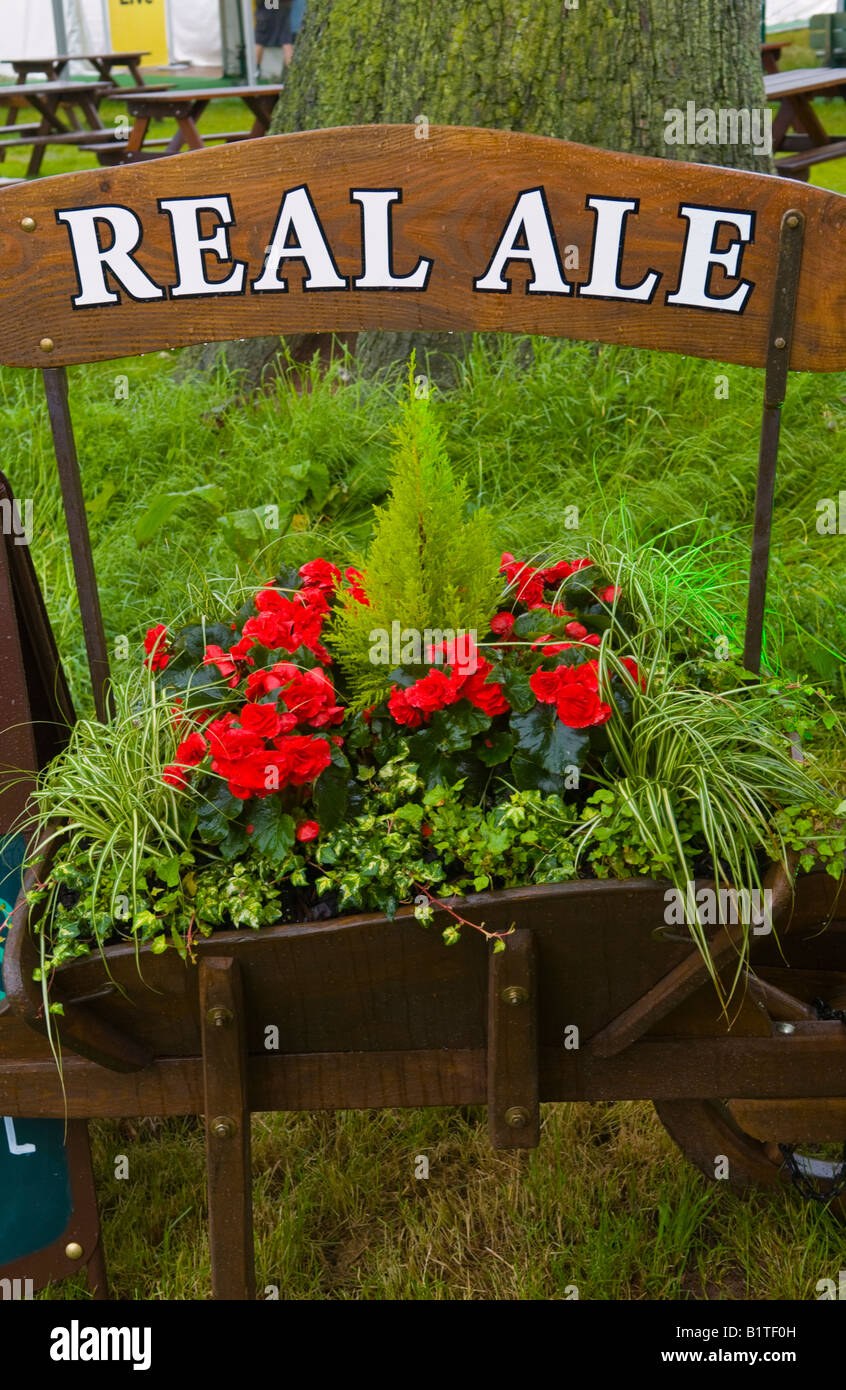 REAL ALE bar display all The Guardian Hay Festival 2008 Hay on Wye Powys Wales UK UE Foto Stock
