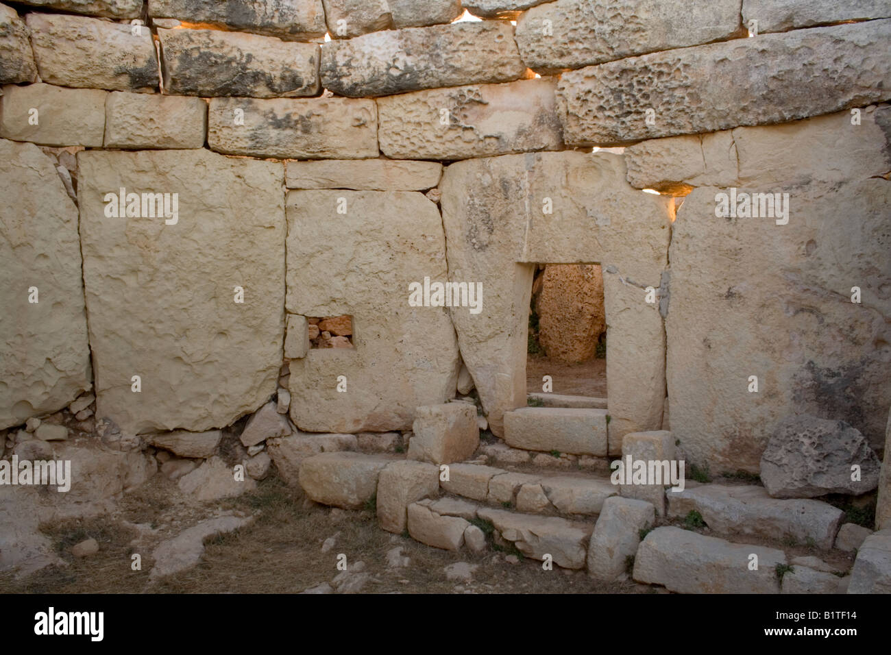 All'interno del tempio preistorico di Mnajdra, Malta, l'Europa. Età della pietra storia. Foto Stock