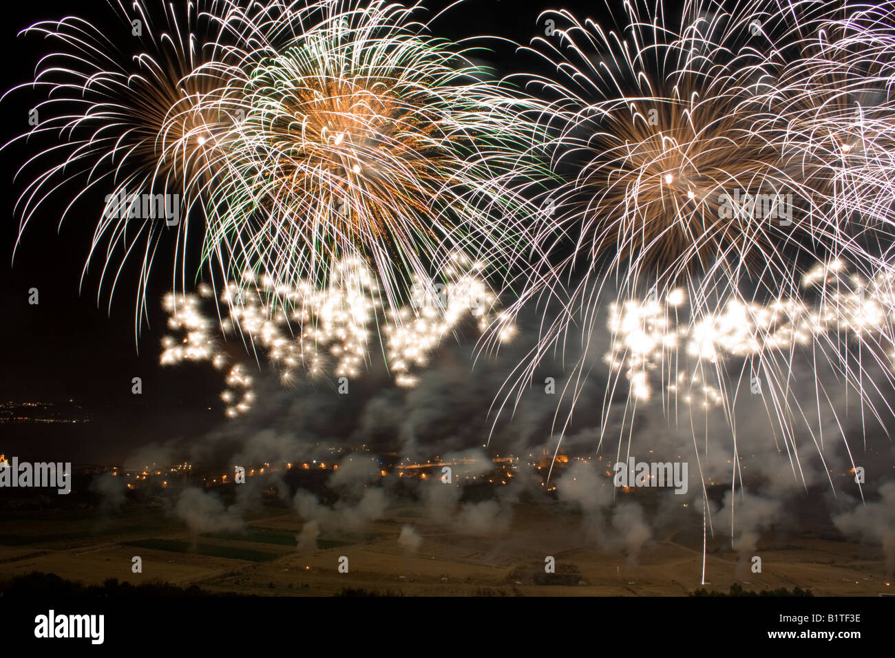 Fuochi d'artificio per festeggiare la festa di San Pietro e di San Paolo di Nadur, Gozo Foto Stock
