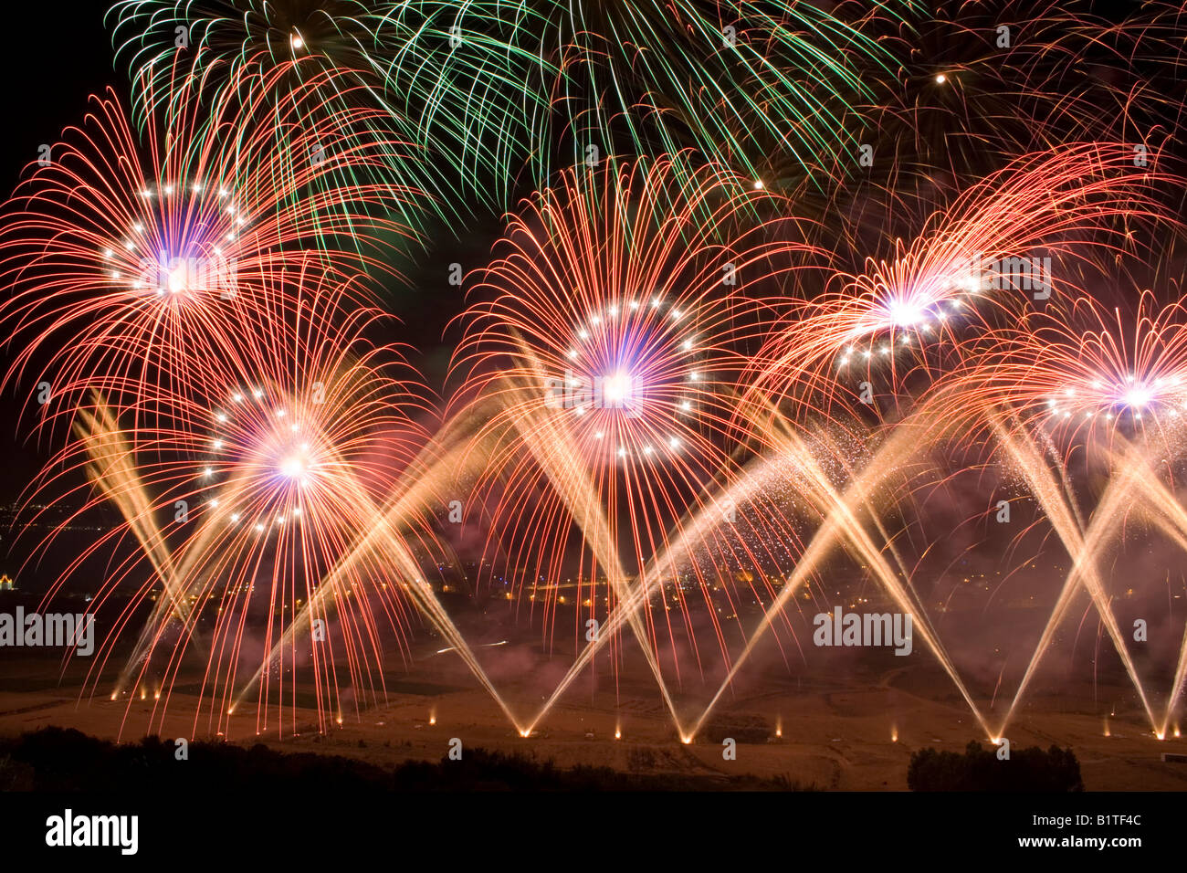 Sincronizzate i fuochi d'artificio esplodere alla festa di San Pietro e di San Paolo di Nadur, Gozo Foto Stock