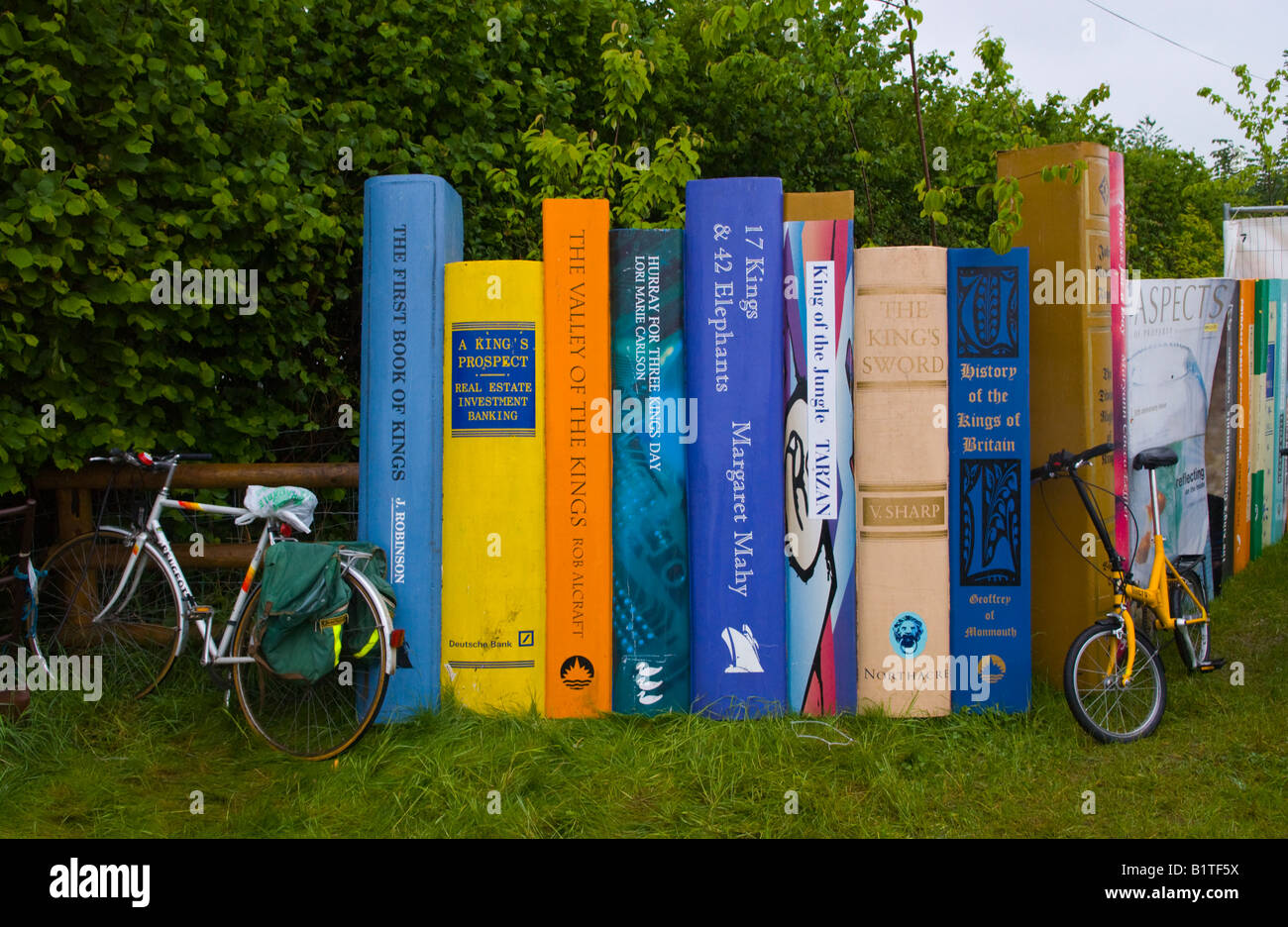 Libro grande display all ingresso del Guardian Hay Festival 2008 Hay on Wye Powys Wales UK UE con le bici in appoggio Foto Stock