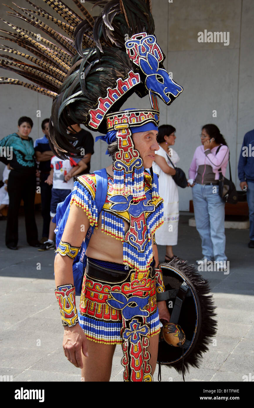 Mexican uomo vestito in Aztec Costume di coniglio ad una tradizionale  Festival Azteca presso il Museo Nazionale di Antropologia, Città del  Messico Foto stock - Alamy
