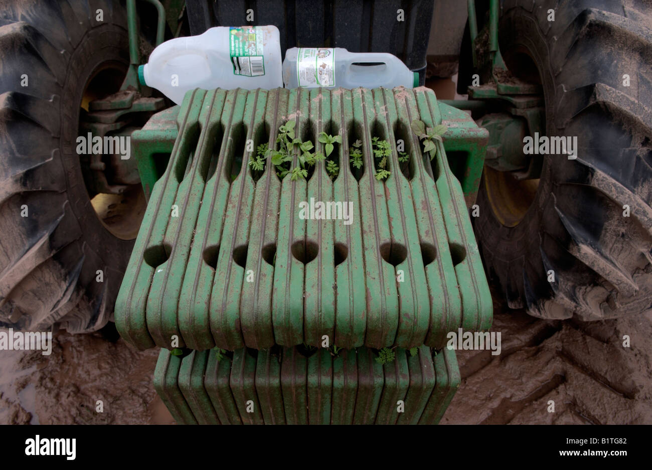 Trattore agricolo con peso di controbilanciamento sulla parte anteriore REGNO UNITO Foto Stock