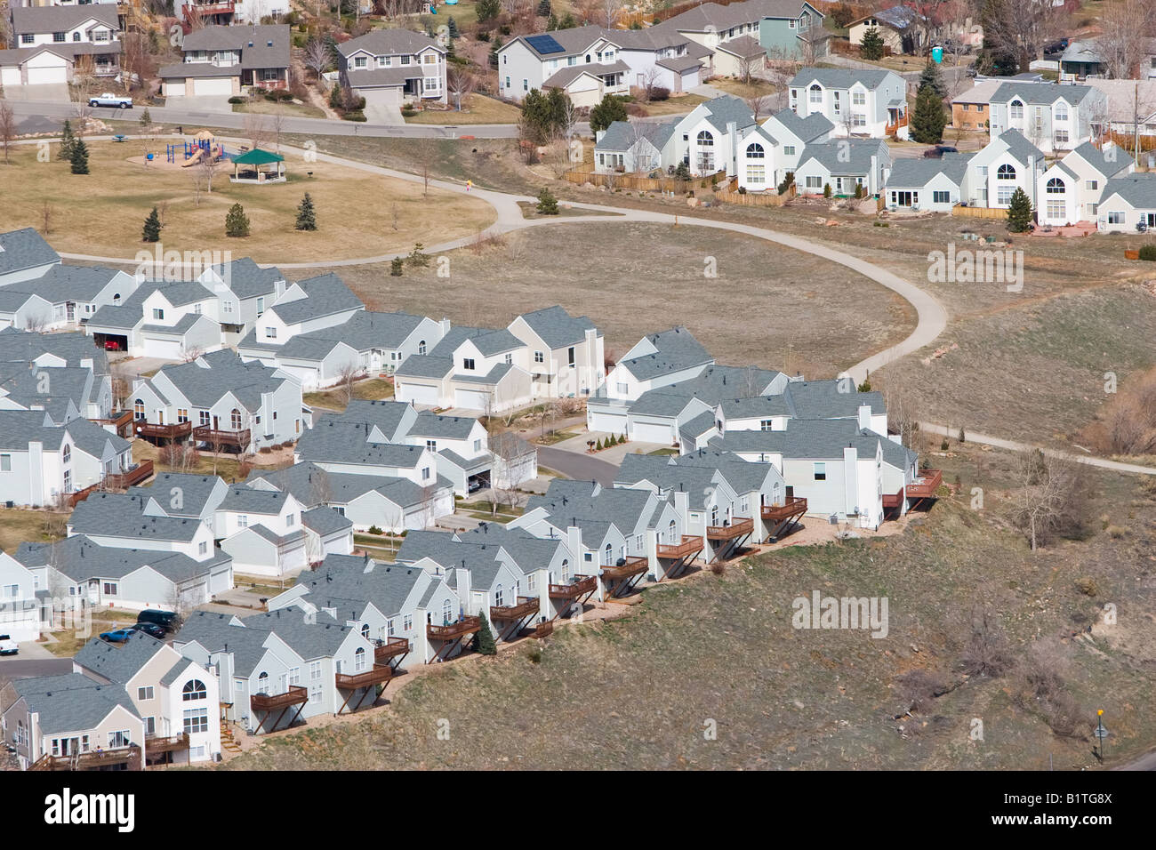 Una rapida crescita zona suburbana nelle montagne del Colorado, vicino a Golden, CO. Foto Stock