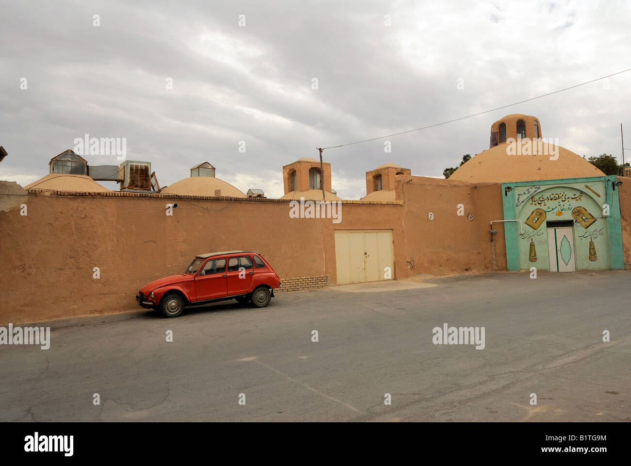 Alte mura e residenziale e i punti di accesso per i residenti nel vecchio settore di Yazd; con insolito dipinto di giorno moderno immagini. Foto Stock