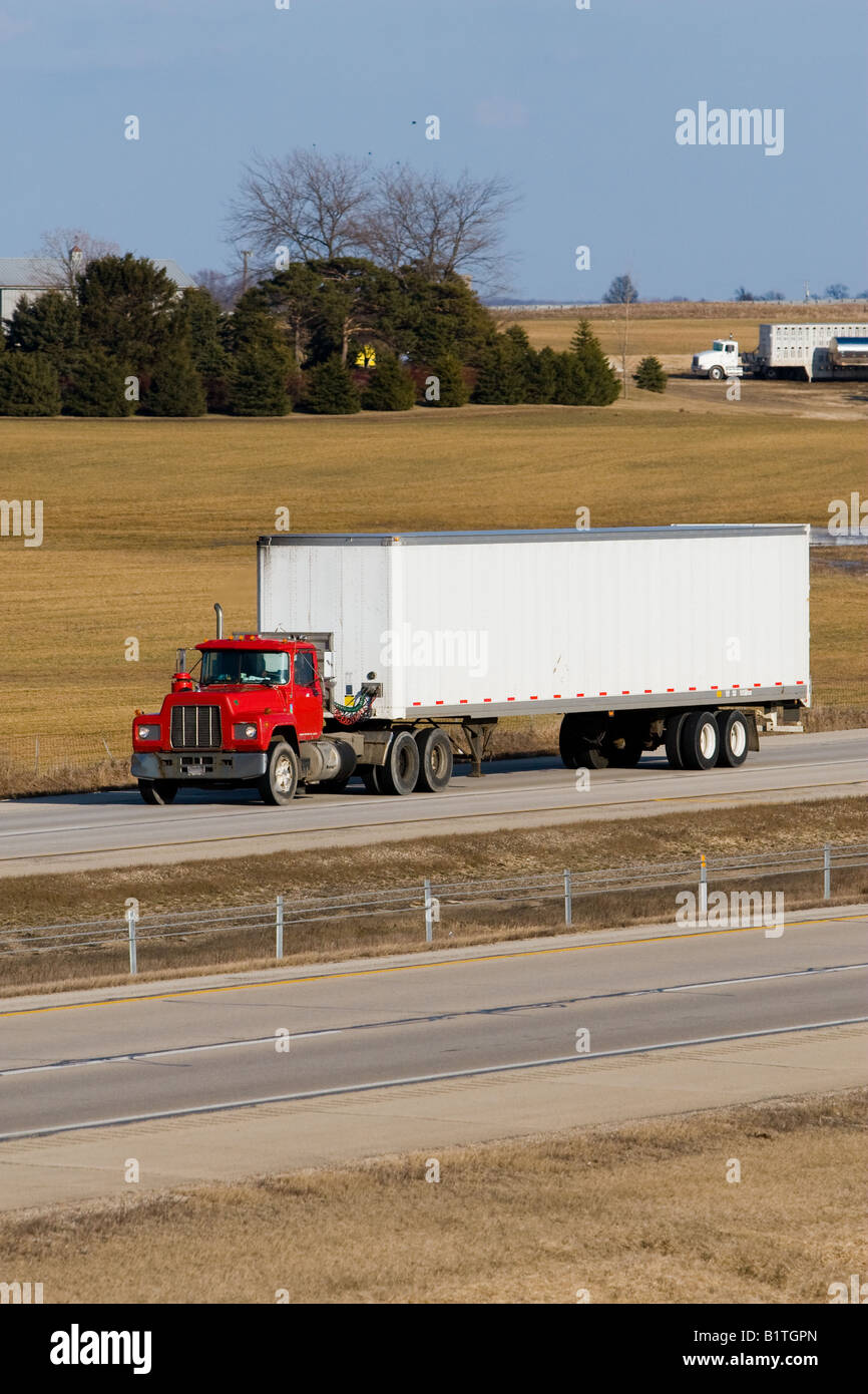 Un semi rimorchio per trattore carrello rotola giù un'autostrada in Illinois. Foto Stock