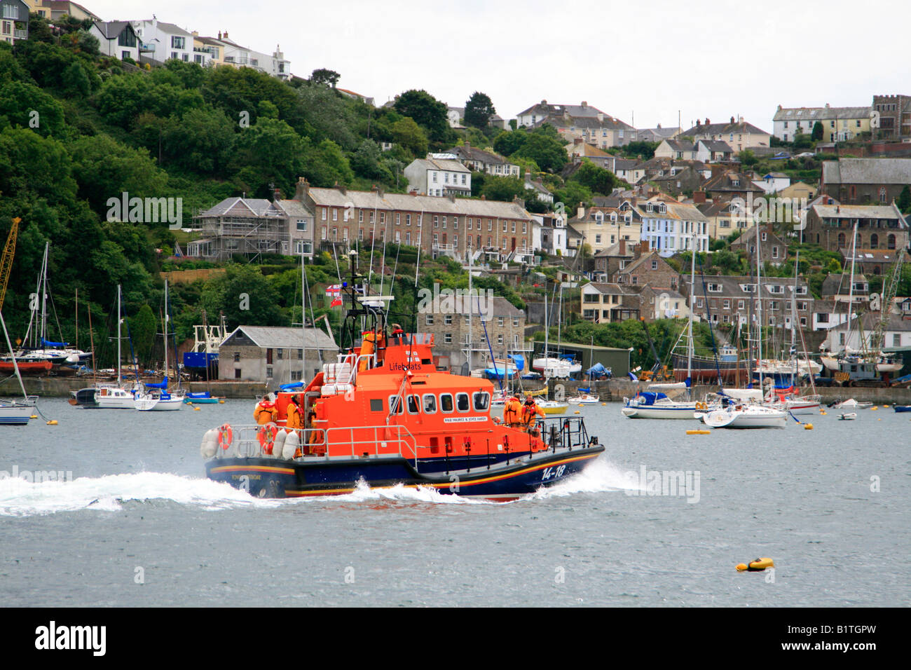 Fowey scialuppa di salvataggio passando polruan sul fiume Fowey estuario Cornwall Inghilterra uk gb Foto Stock