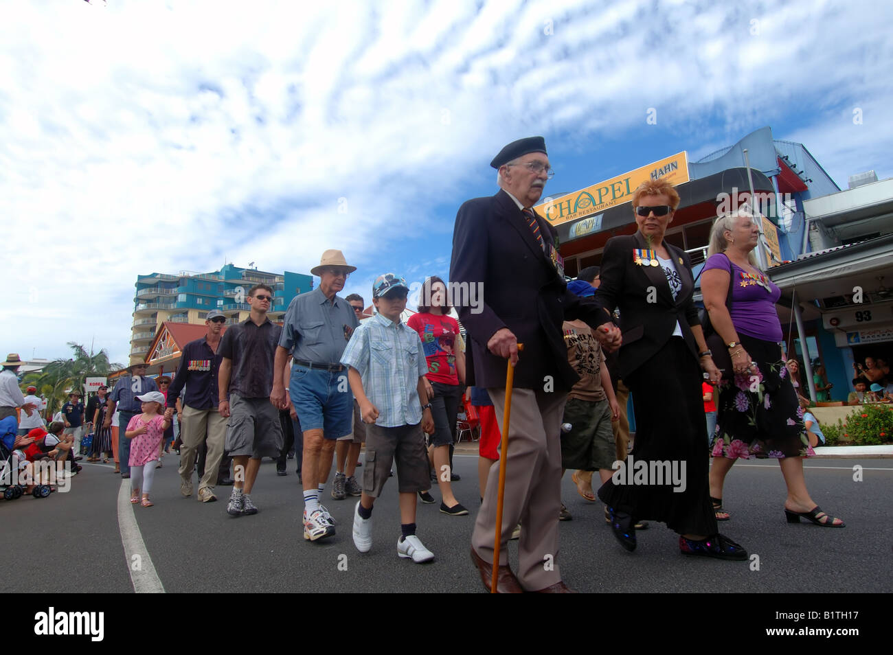 Veterani di Guerra e le famiglie marching nell'Anzac parata del giorno 25 Aprile 2008 Cairns Queensland Australia n. MR Foto Stock