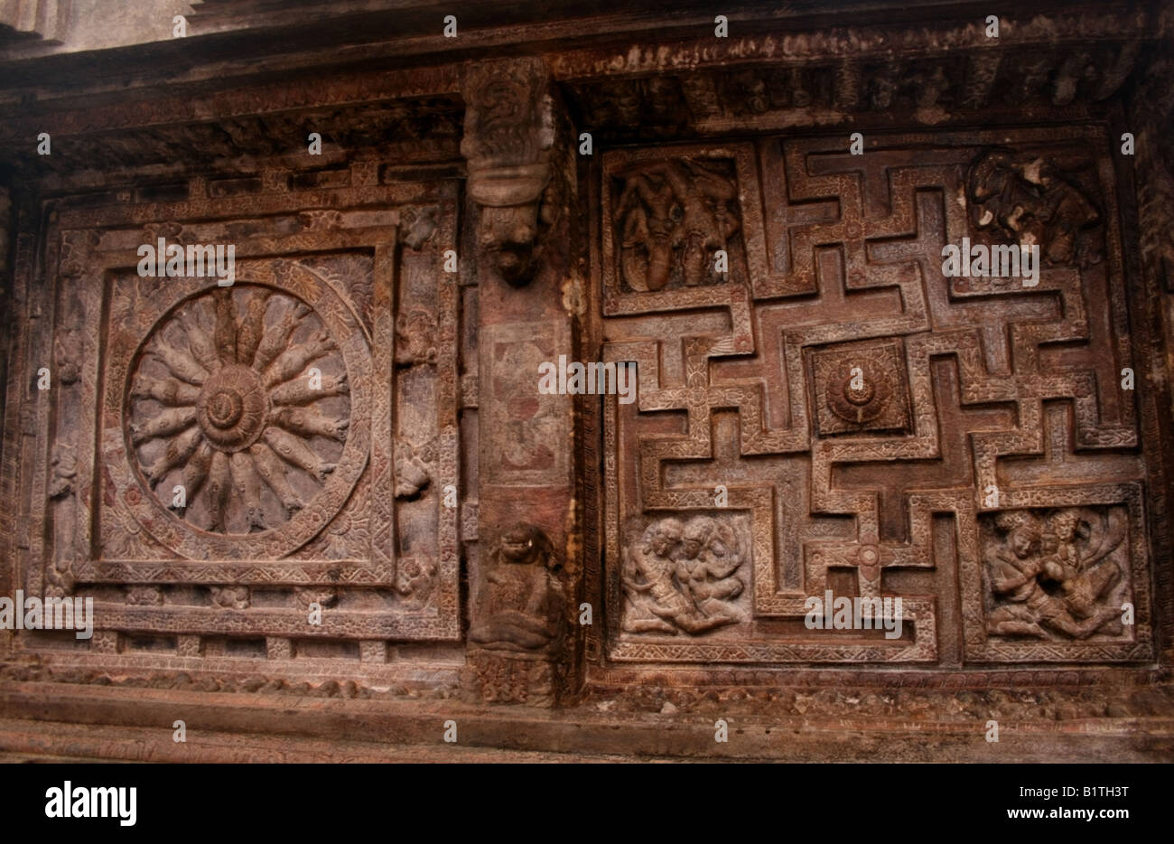 Soffitto di Vishnu tempio che mostra una massa di swastika formata da una linea , VI secolo Badami rock-cut grotta templi , Karnataka , Foto Stock