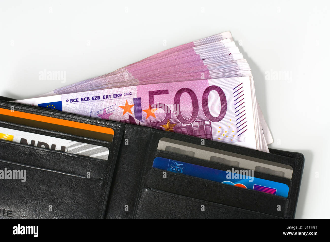 Un fascio di 500 delle banconote in euro in un portafoglio Foto Stock