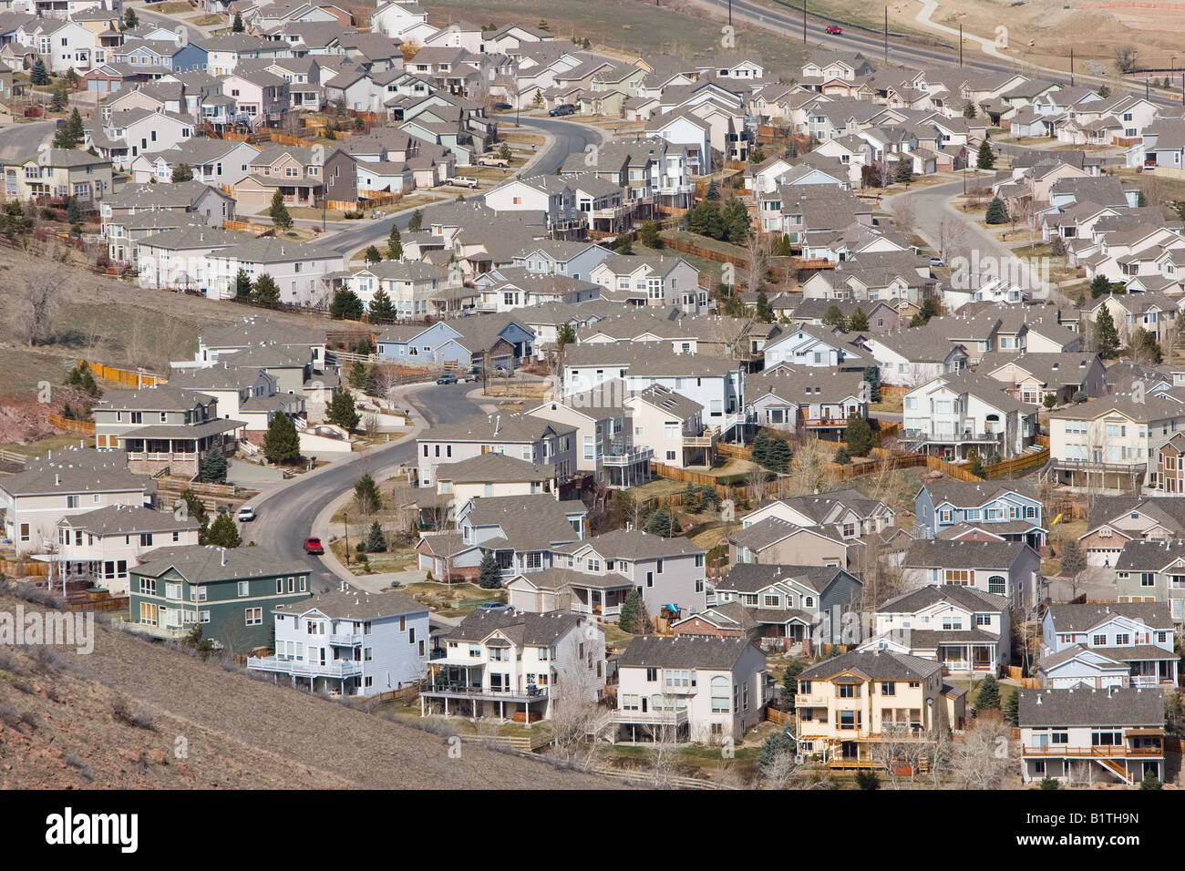 Una rapida crescita zona suburbana nelle montagne del Colorado, vicino a Golden, CO. Foto Stock