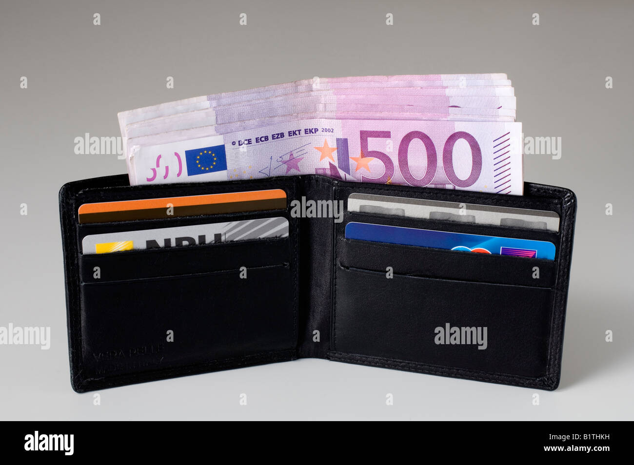 Un fascio di 500 delle banconote in euro in un portafoglio Foto Stock