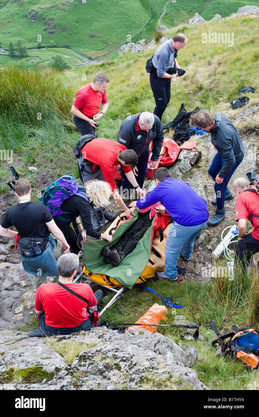 I membri di The Langdale Ambleside Mountain Rescue Team barella ferito walker off Gibson knott, Lake District, REGNO UNITO Foto Stock