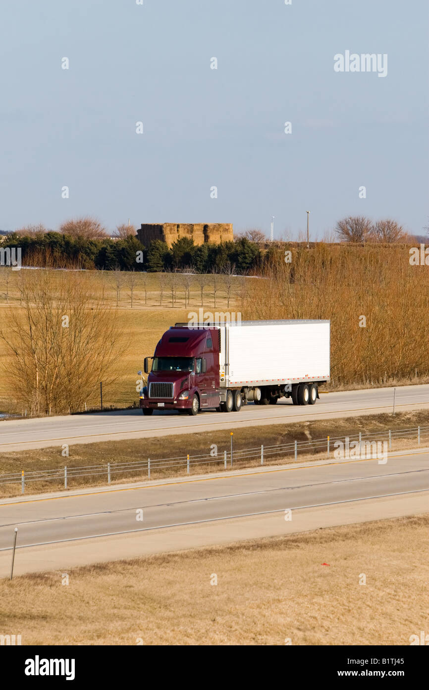 Un semi rimorchio per trattore carrello rotola giù un'autostrada in Illinois. Foto Stock
