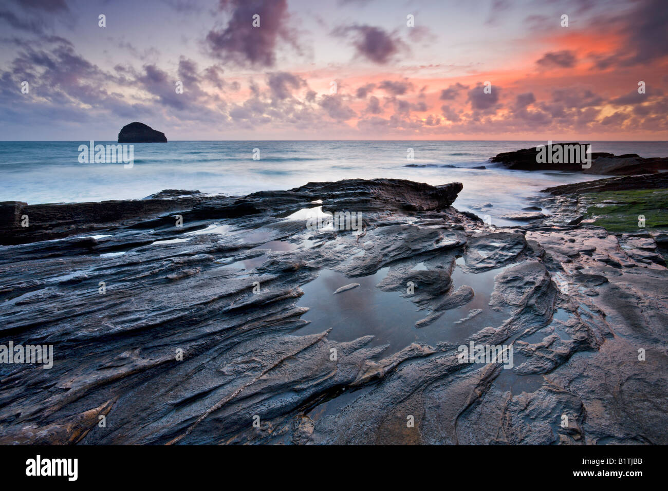 Trebarwith Strand e Gull Rock al tramonto North Cornwall Inghilterra Foto Stock