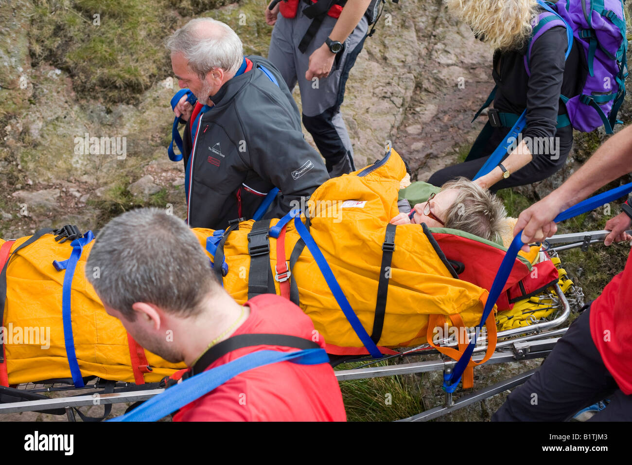 I membri di The Langdale Ambleside Mountain Rescue Team barella ferito walker off Gibson knott, Lake District, REGNO UNITO Foto Stock