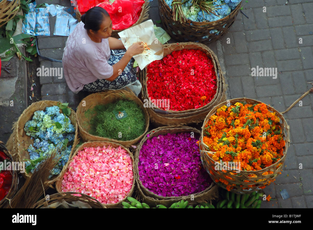 La mattina presto il mercato dei fiori a Ubud Bali Indonesia n. MR Foto Stock